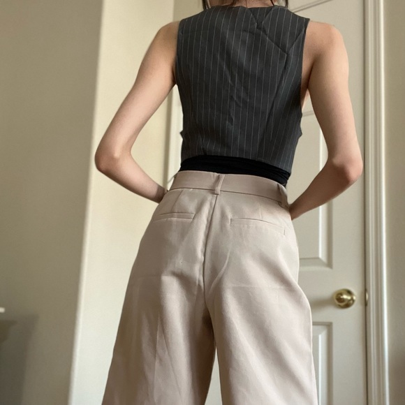 ✒️NWOT Solado Button Down Crop Vest🖋️ - Picture 2 of 4